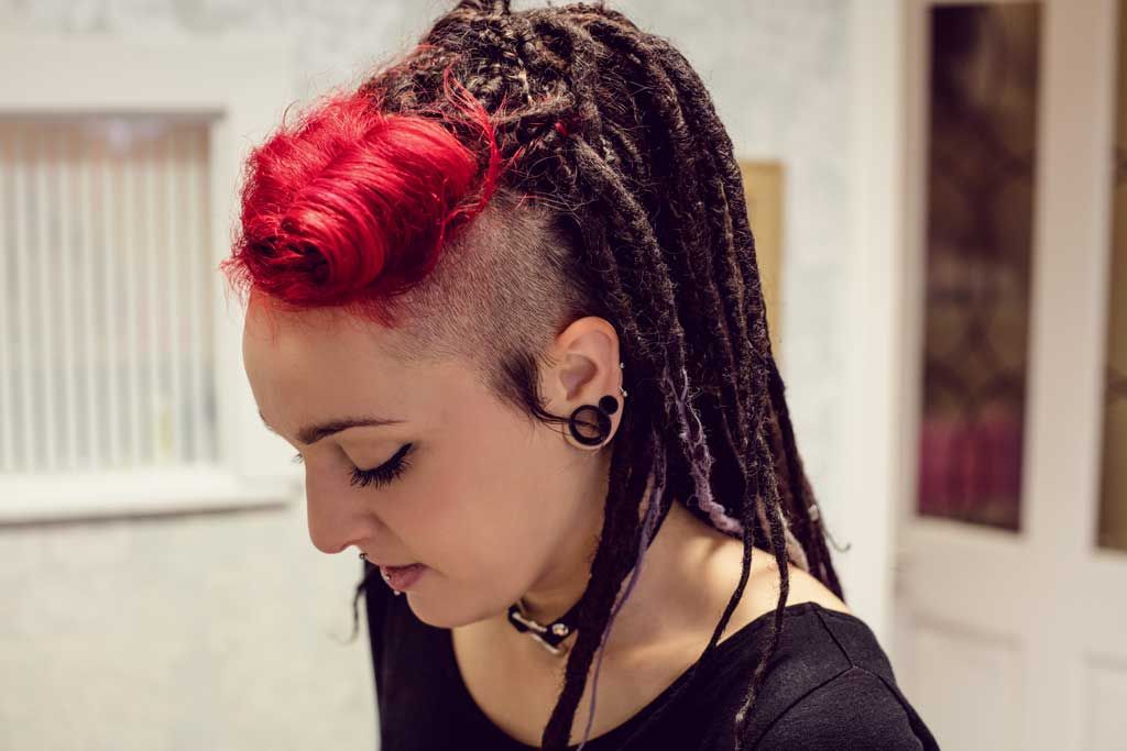 Mujer con piercings y dilata Nova Tinta Tatoo